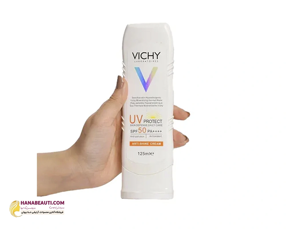 sunscreen-spf50-vichy-model-cprotect-172352052.webp